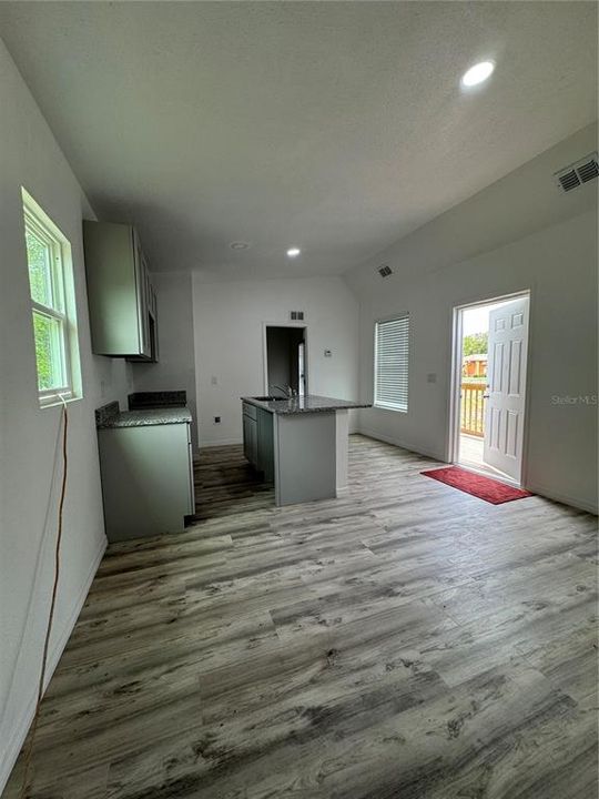 Active With Contract: $164,999 (3 beds, 2 baths, 784 Square Feet)