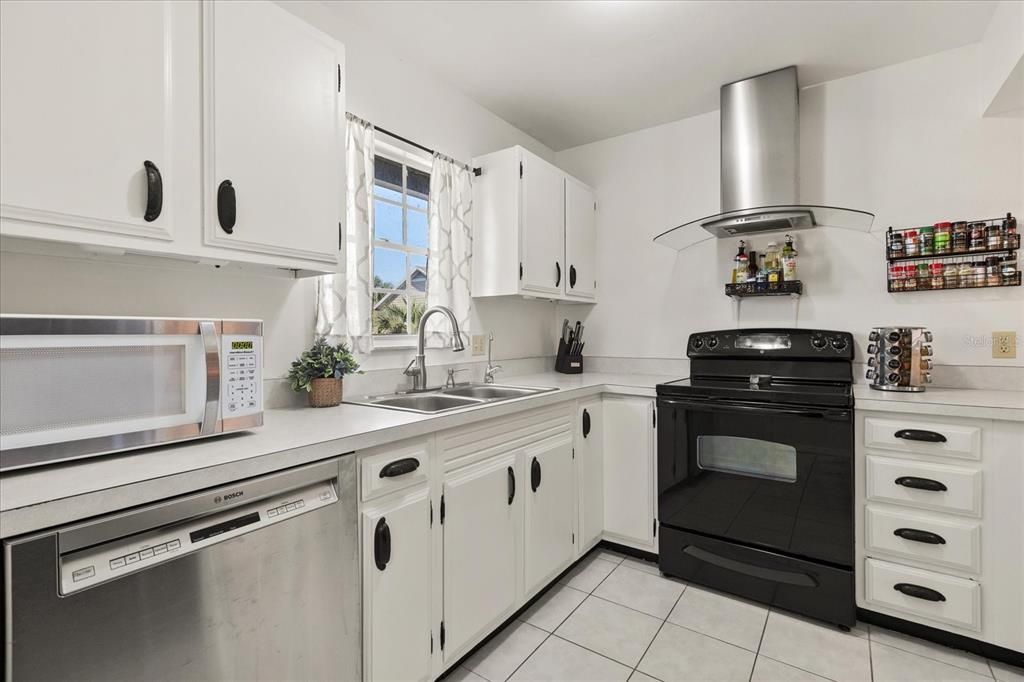 На продажу: $199,000 (2 спален, 2 ванн, 980 Квадратных фут)