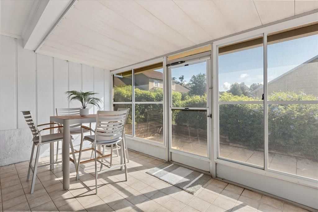 На продажу: $199,000 (2 спален, 2 ванн, 980 Квадратных фут)