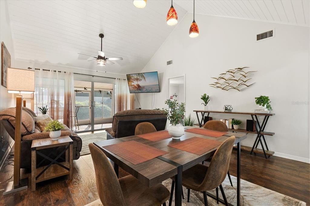 На продажу: $199,000 (2 спален, 2 ванн, 980 Квадратных фут)