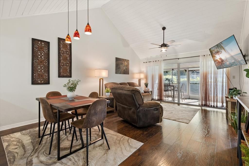 На продажу: $199,000 (2 спален, 2 ванн, 980 Квадратных фут)