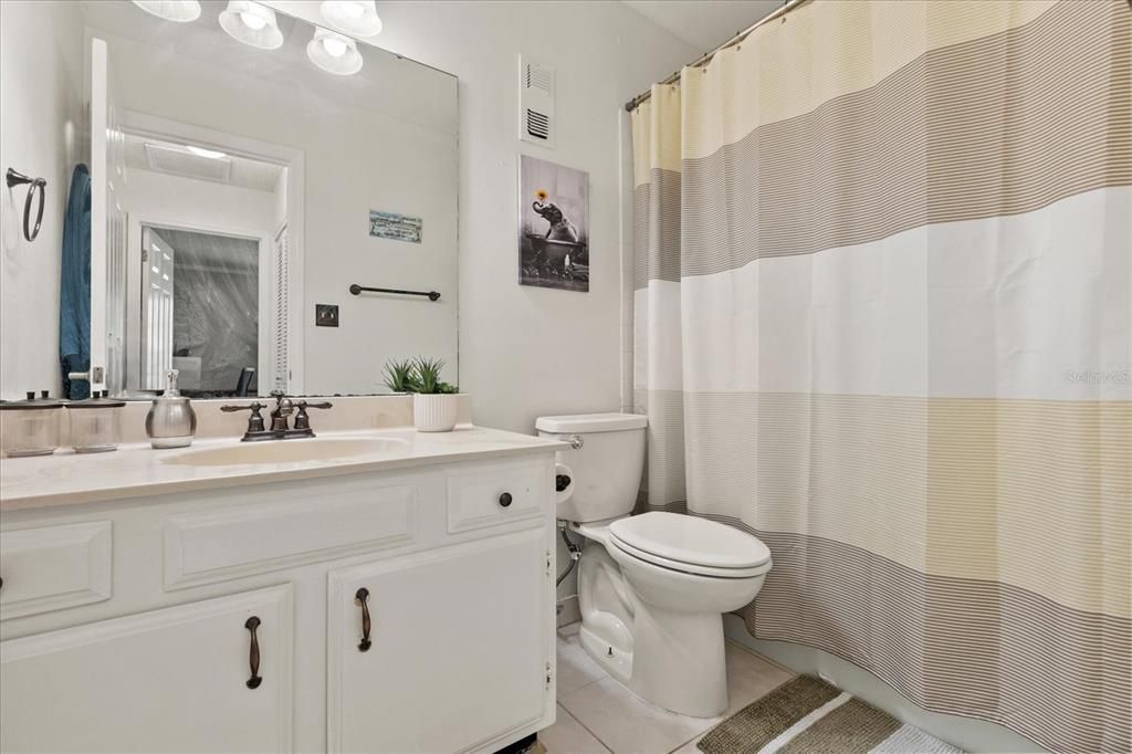 На продажу: $199,000 (2 спален, 2 ванн, 980 Квадратных фут)