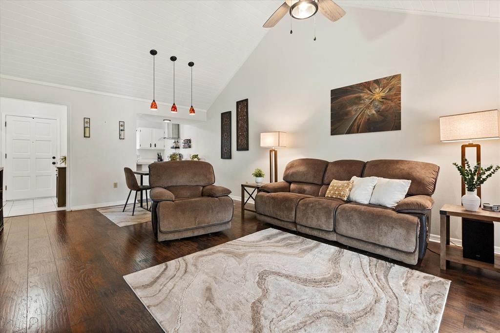 На продажу: $199,000 (2 спален, 2 ванн, 980 Квадратных фут)