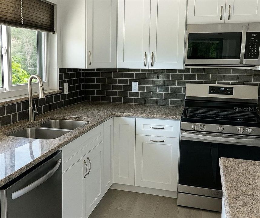 合同活跃: $660,000 (3 贝兹, 2 浴室, 1758 平方英尺)