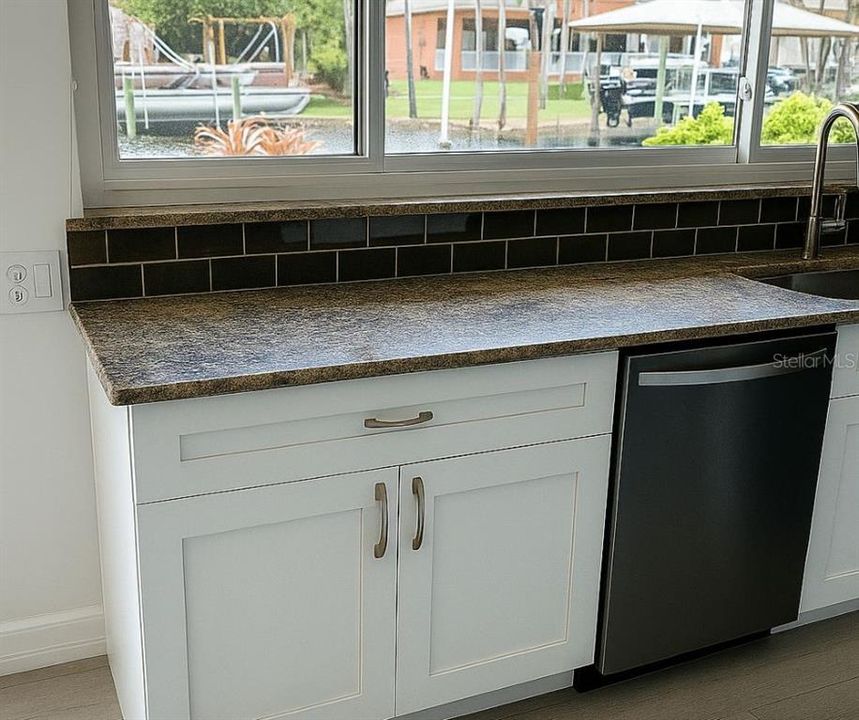 合同活跃: $660,000 (3 贝兹, 2 浴室, 1758 平方英尺)