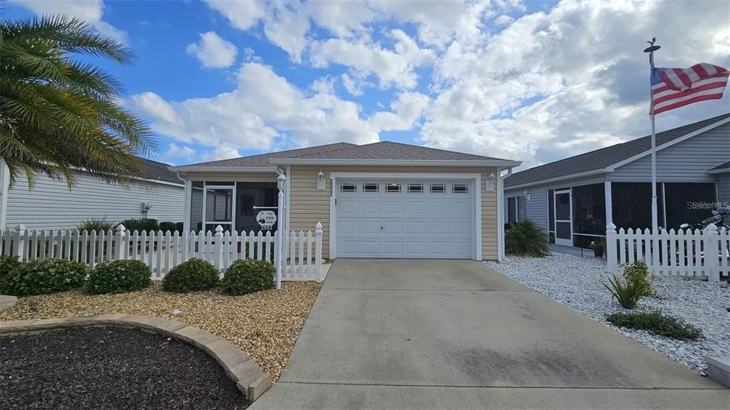 Activo con contrato: $2,275 (2 camas, 2 baños, 1156 Pies cuadrados)