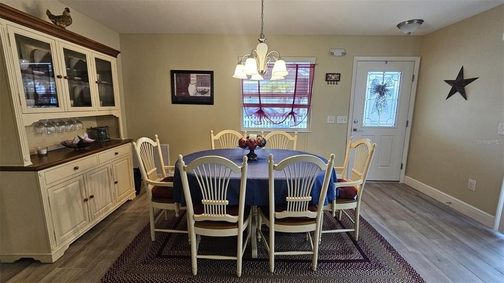 Activo con contrato: $2,275 (2 camas, 2 baños, 1156 Pies cuadrados)