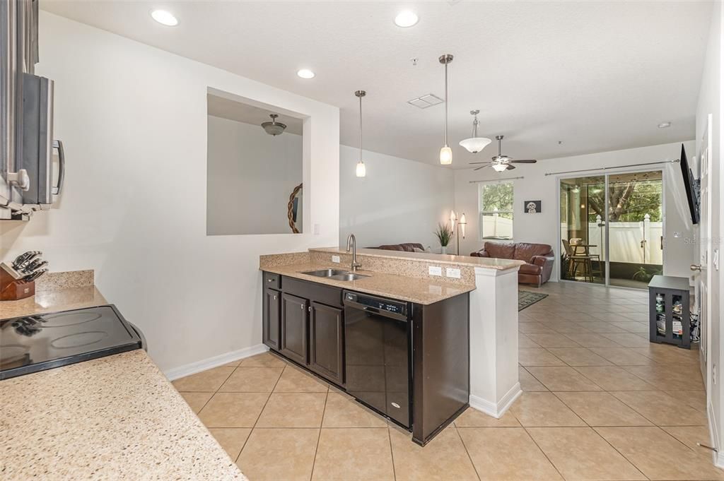 На продажу: $320,000 (2 спален, 2 ванн, 1384 Квадратных фут)