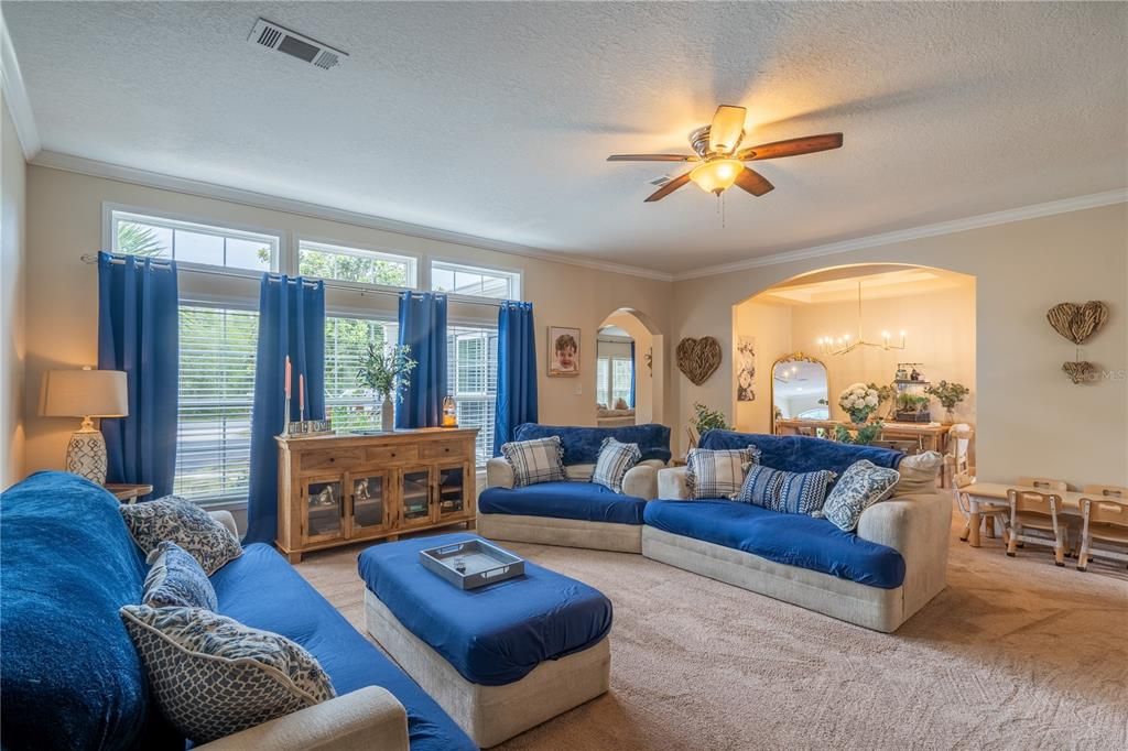 En Venta: $395,900 (3 camas, 2 baños, 2352 Pies cuadrados)