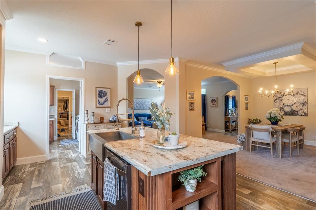 En Venta: $395,900 (3 camas, 2 baños, 2352 Pies cuadrados)