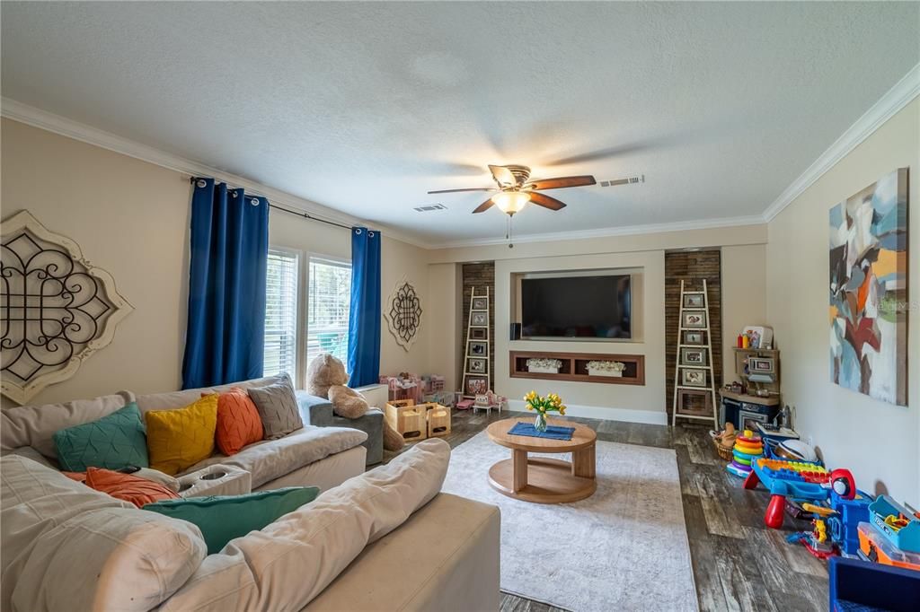 En Venta: $395,900 (3 camas, 2 baños, 2352 Pies cuadrados)