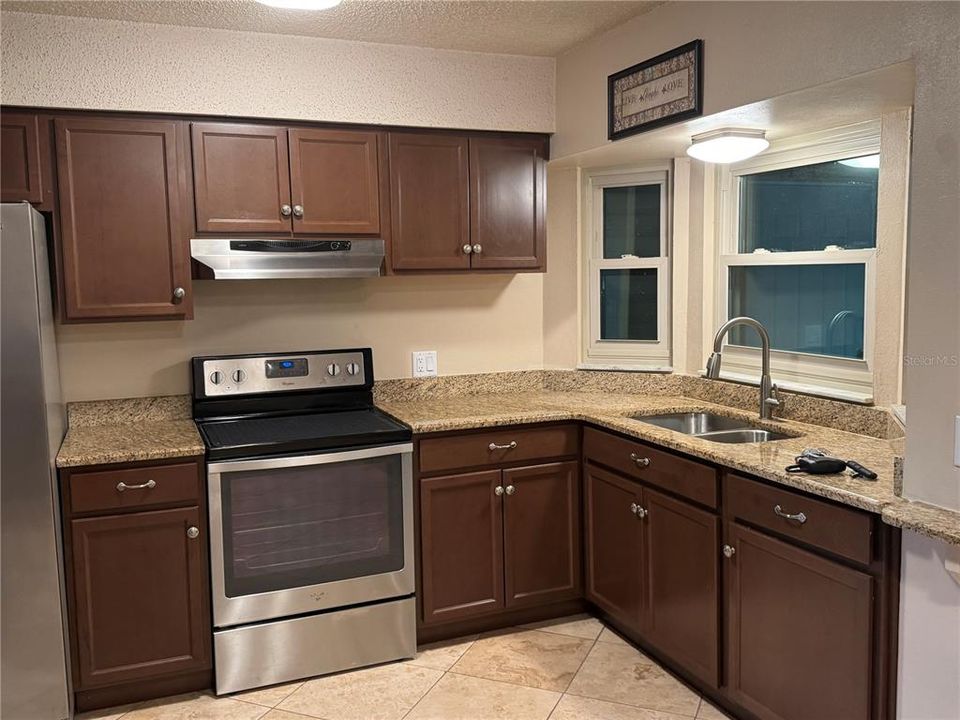 合同活跃: $235,000 (3 贝兹, 2 浴室, 1140 平方英尺)