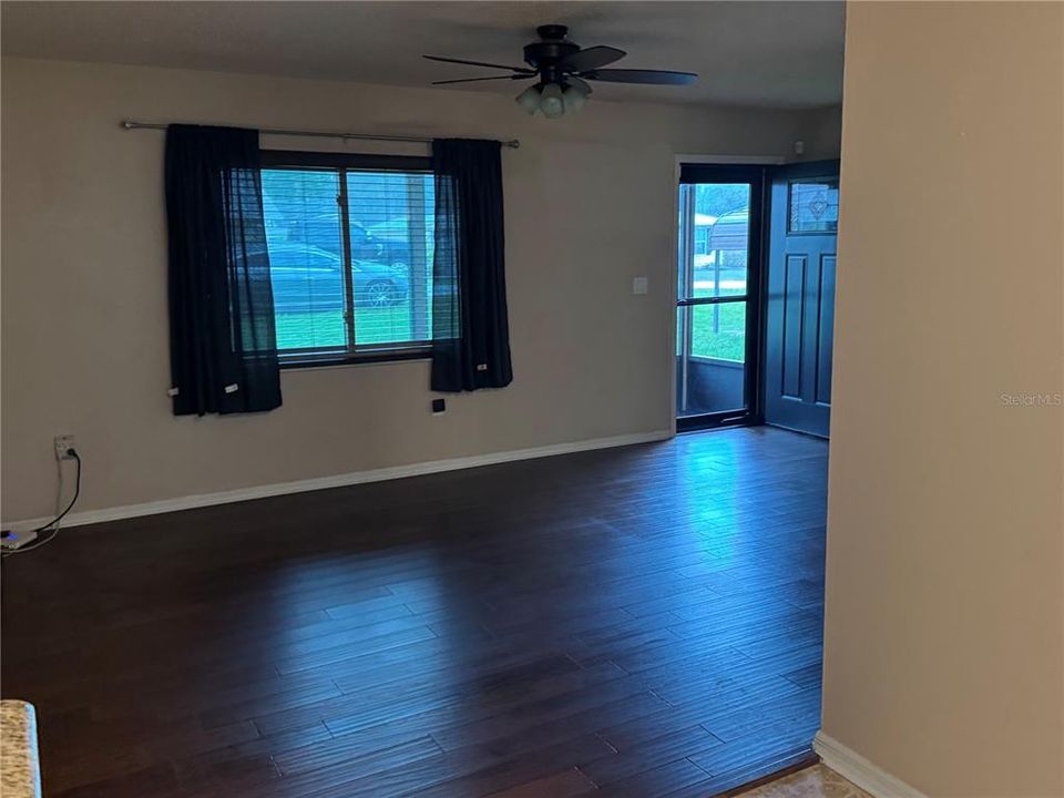 合同活跃: $235,000 (3 贝兹, 2 浴室, 1140 平方英尺)