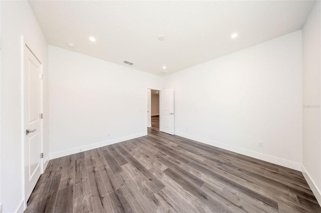 En Venta: $599,000 (4 camas, 2 baños, 2700 Pies cuadrados)