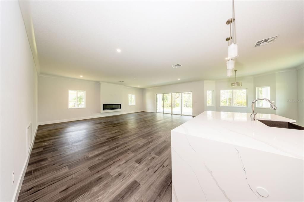 En Venta: $599,000 (4 camas, 2 baños, 2700 Pies cuadrados)