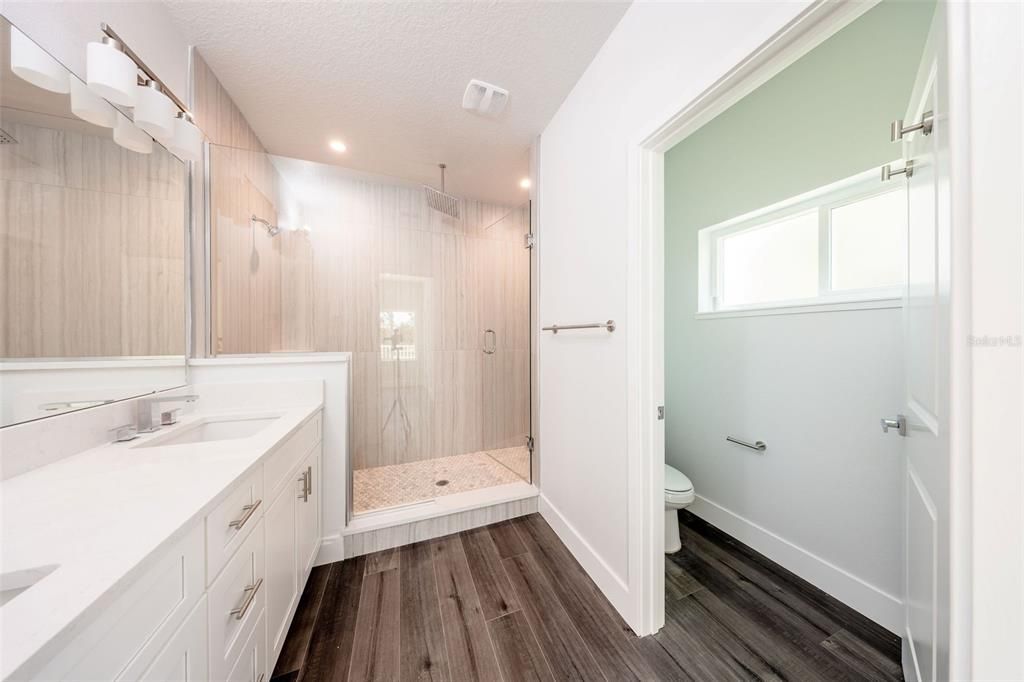 En Venta: $599,000 (4 camas, 2 baños, 2700 Pies cuadrados)