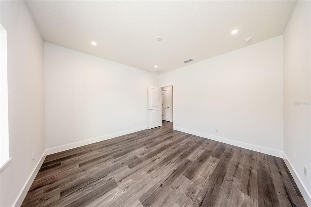 En Venta: $599,000 (4 camas, 2 baños, 2700 Pies cuadrados)