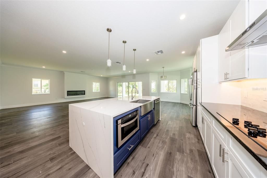 En Venta: $599,000 (4 camas, 2 baños, 2700 Pies cuadrados)