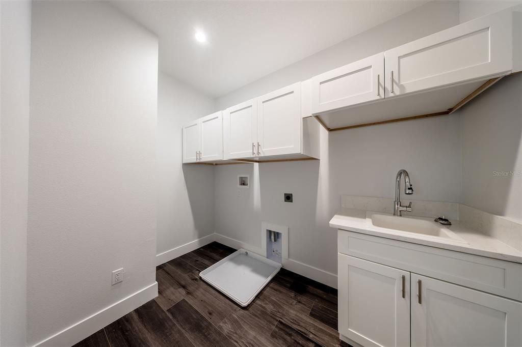 En Venta: $599,000 (4 camas, 2 baños, 2700 Pies cuadrados)