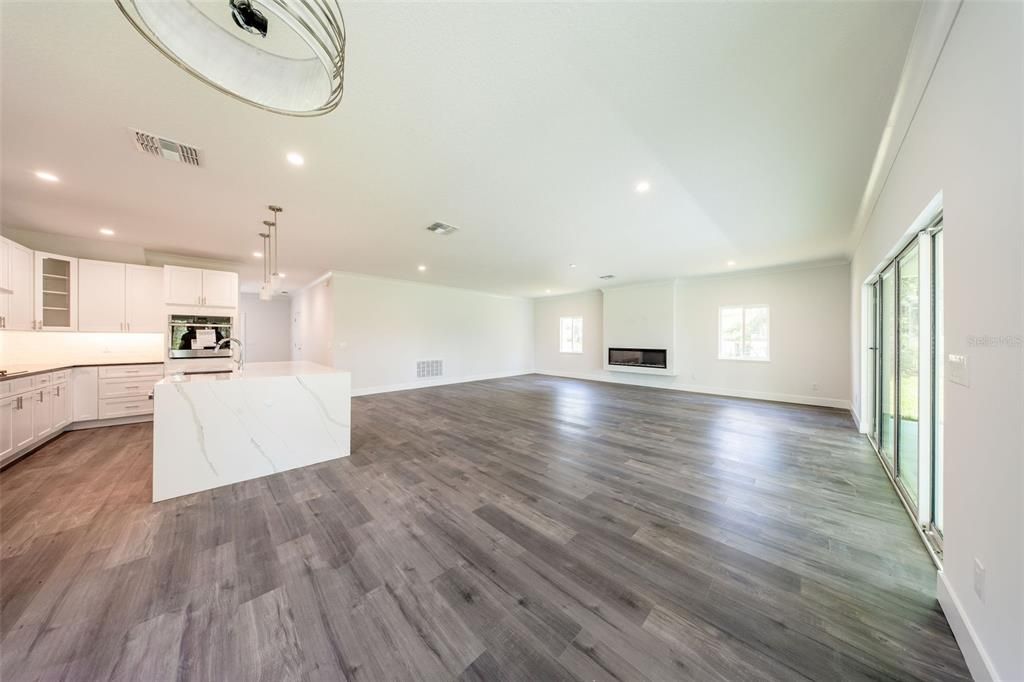 En Venta: $599,000 (4 camas, 2 baños, 2700 Pies cuadrados)