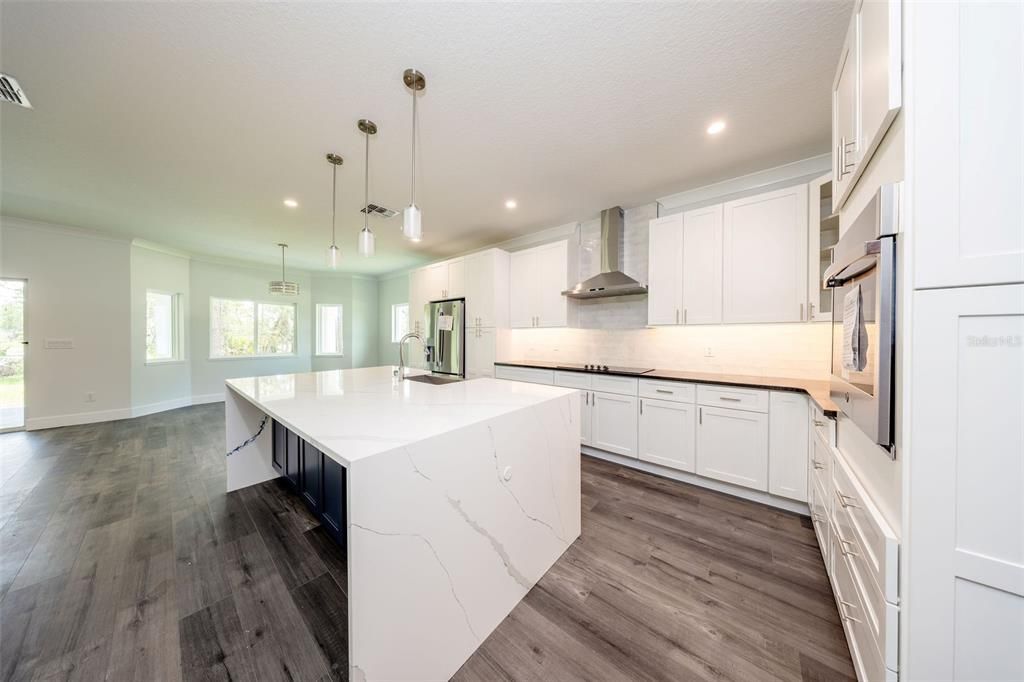 En Venta: $599,000 (4 camas, 2 baños, 2700 Pies cuadrados)