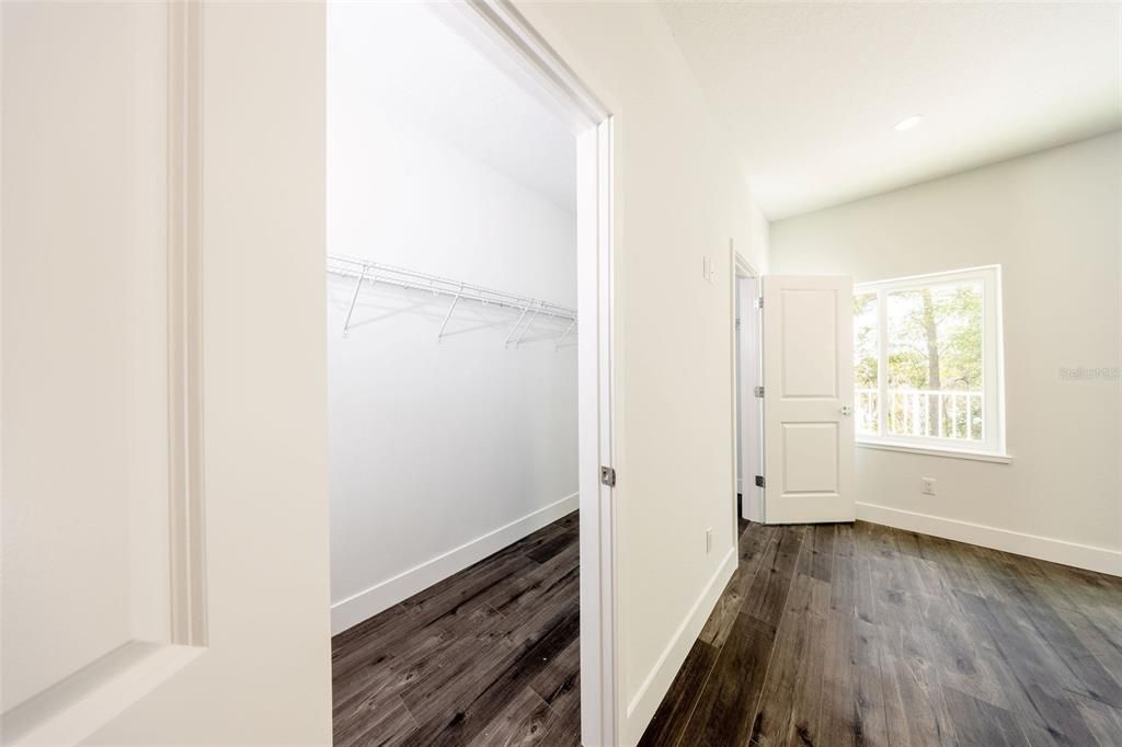 En Venta: $599,000 (4 camas, 2 baños, 2700 Pies cuadrados)