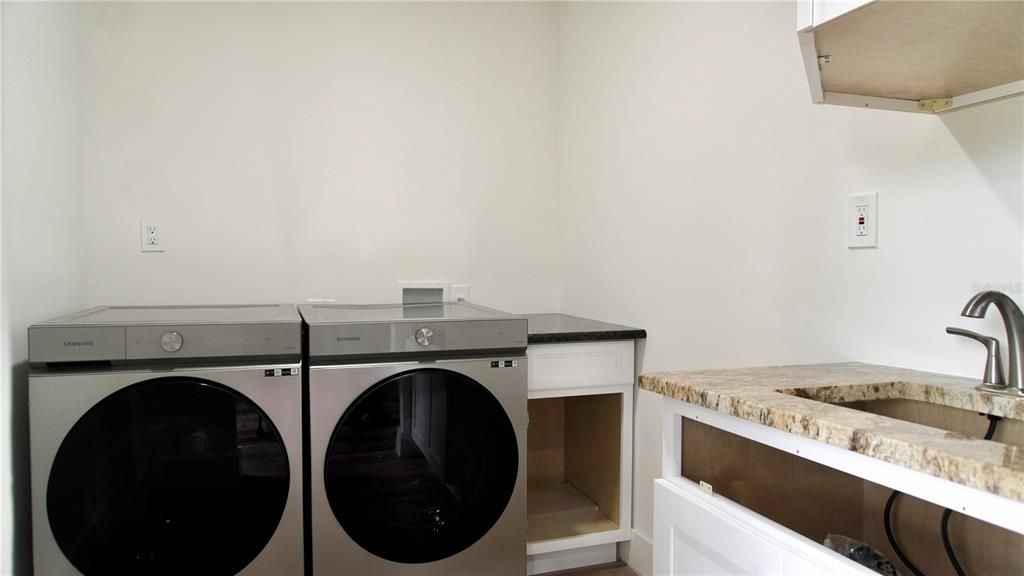 For Sale: $340,999 (3 beds, 2 baths, 1920 Square Feet)