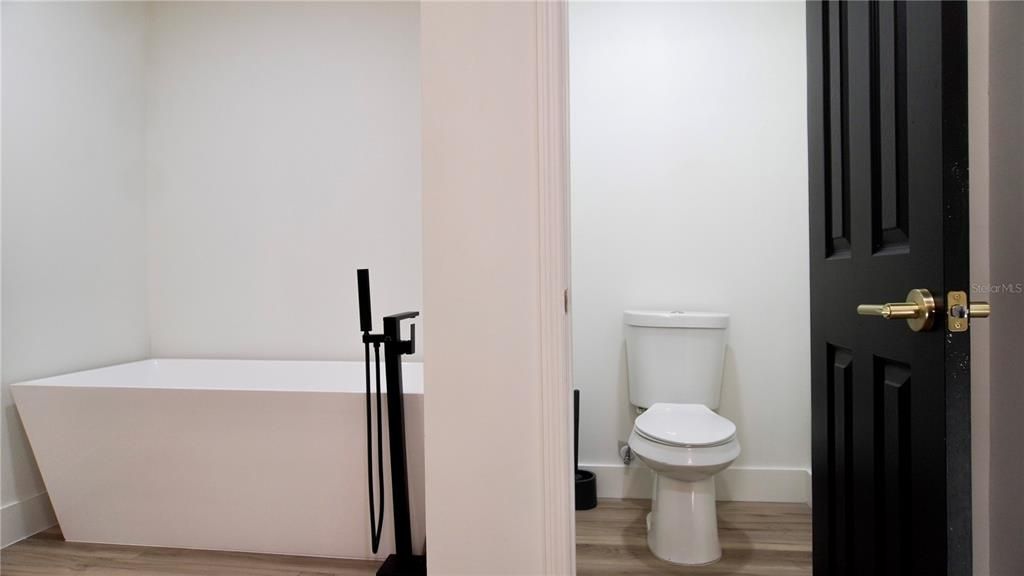 For Sale: $340,999 (3 beds, 2 baths, 1920 Square Feet)