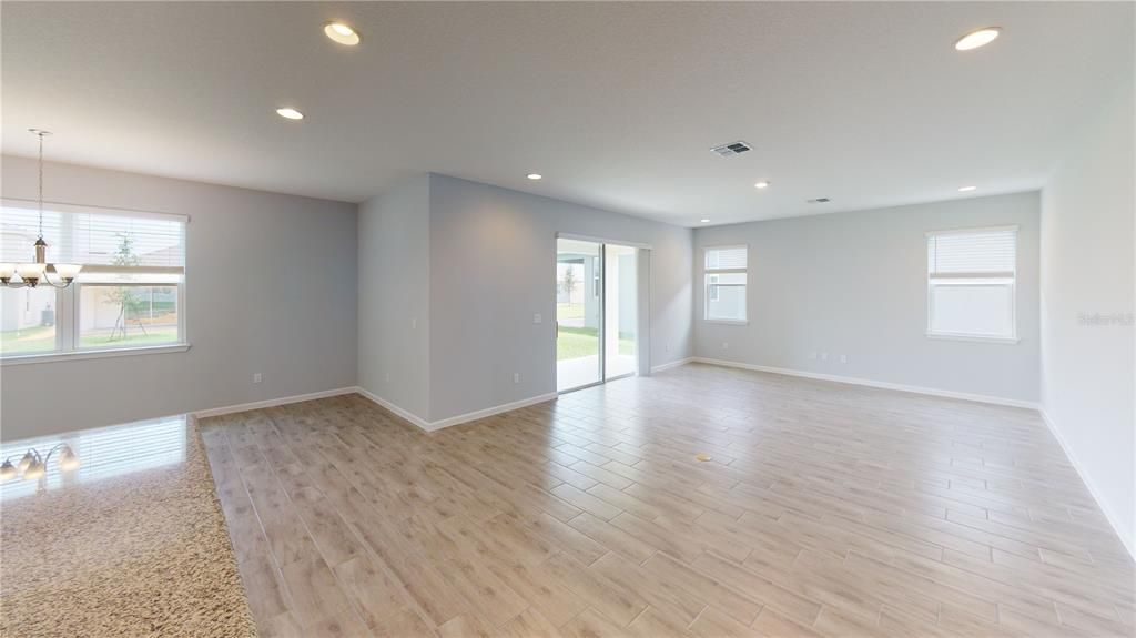 Activo con contrato: $638,470 (4 camas, 3 baños, 3038 Pies cuadrados)