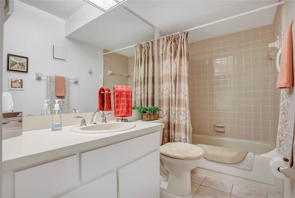 На продажу: $210,000 (2 спален, 2 ванн, 1339 Квадратных фут)