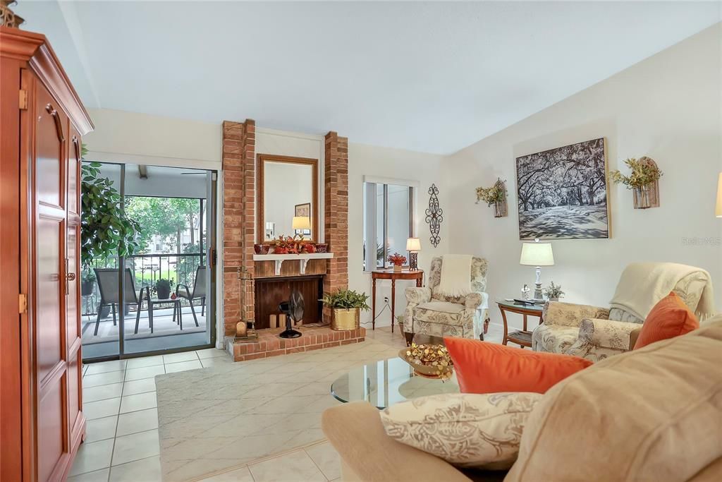 На продажу: $210,000 (2 спален, 2 ванн, 1339 Квадратных фут)