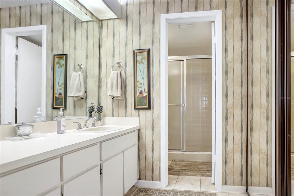 На продажу: $210,000 (2 спален, 2 ванн, 1339 Квадратных фут)