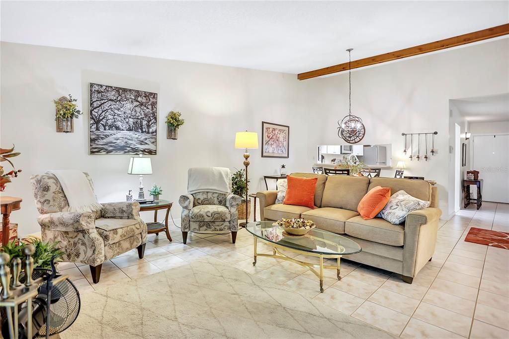 На продажу: $210,000 (2 спален, 2 ванн, 1339 Квадратных фут)