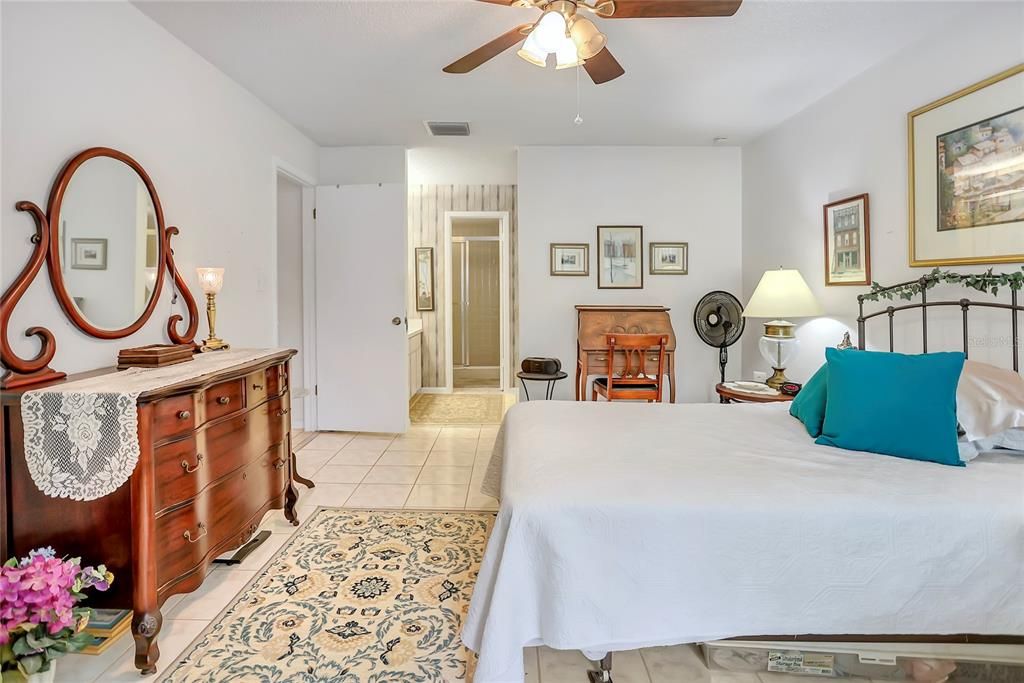 На продажу: $210,000 (2 спален, 2 ванн, 1339 Квадратных фут)