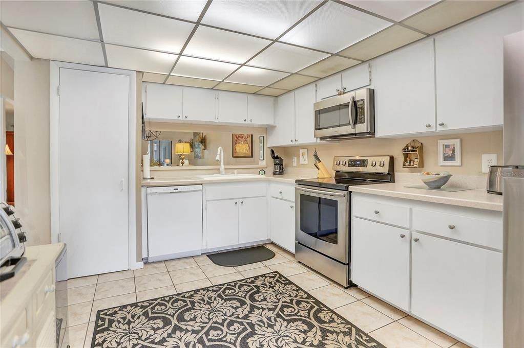 На продажу: $210,000 (2 спален, 2 ванн, 1339 Квадратных фут)