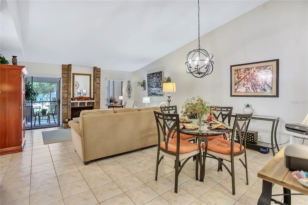 На продажу: $210,000 (2 спален, 2 ванн, 1339 Квадратных фут)