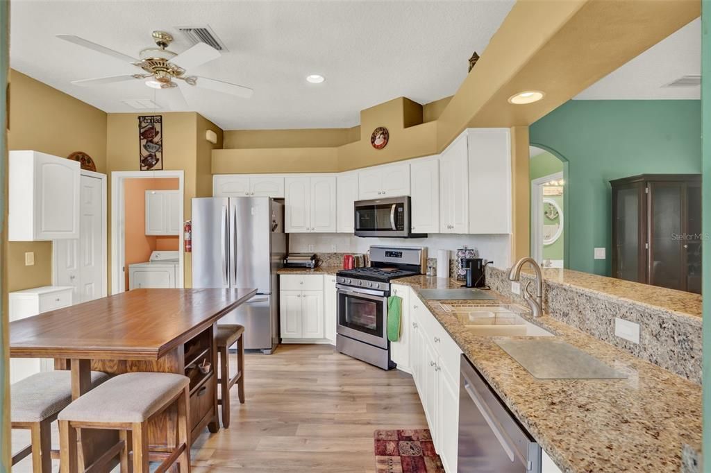 Под контрактом: $279,990 (3 спален, 2 ванн, 1478 Квадратных фут)