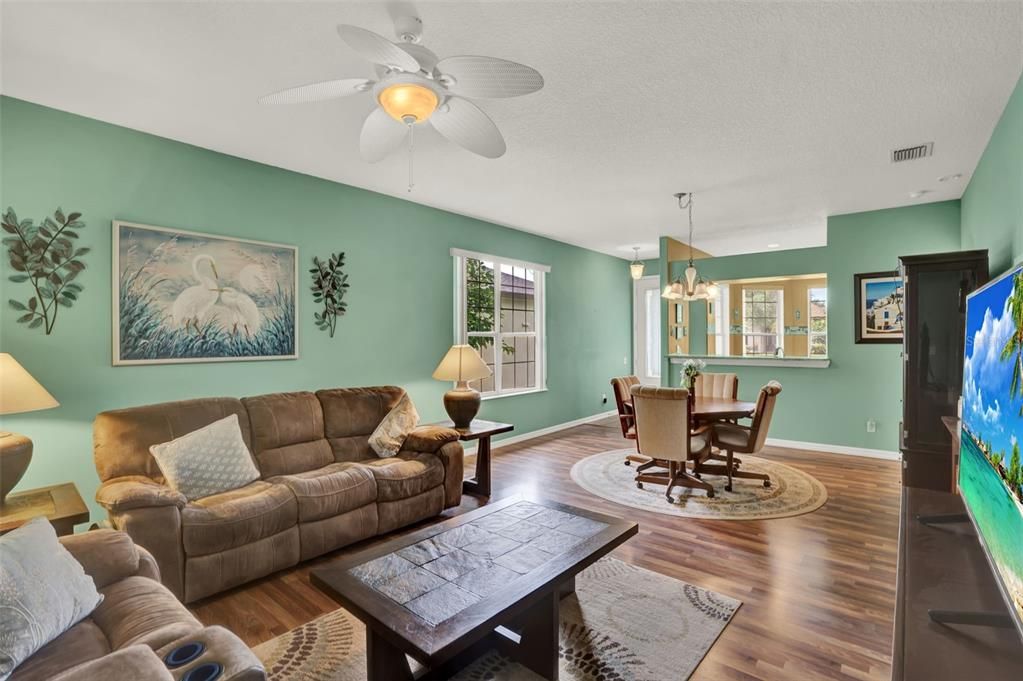 Под контрактом: $279,990 (3 спален, 2 ванн, 1478 Квадратных фут)