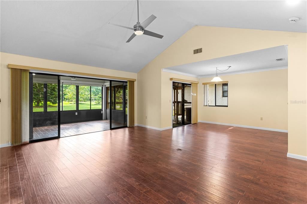 合同活跃: $334,499 (3 贝兹, 2 浴室, 1687 平方英尺)