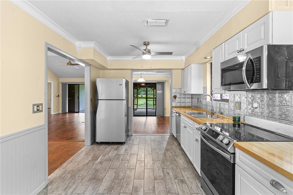 合同活跃: $334,499 (3 贝兹, 2 浴室, 1687 平方英尺)