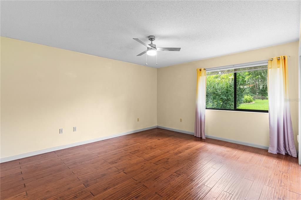 合同活跃: $334,499 (3 贝兹, 2 浴室, 1687 平方英尺)