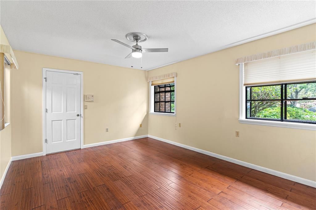 合同活跃: $334,499 (3 贝兹, 2 浴室, 1687 平方英尺)