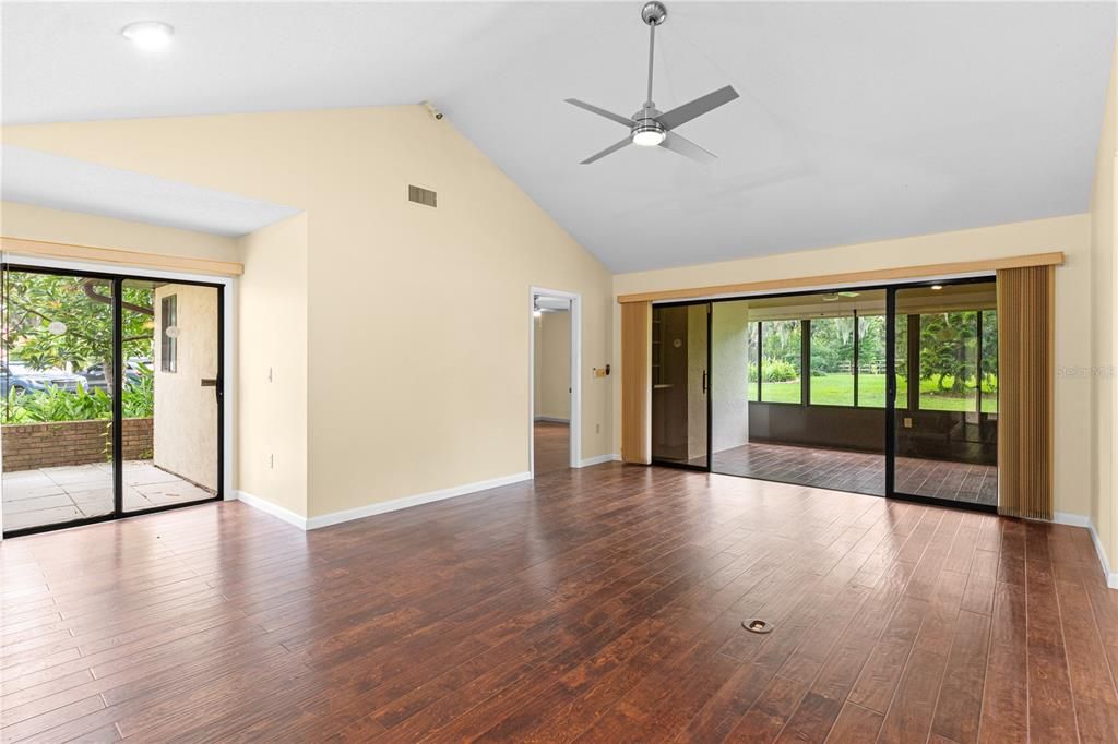 合同活跃: $334,499 (3 贝兹, 2 浴室, 1687 平方英尺)