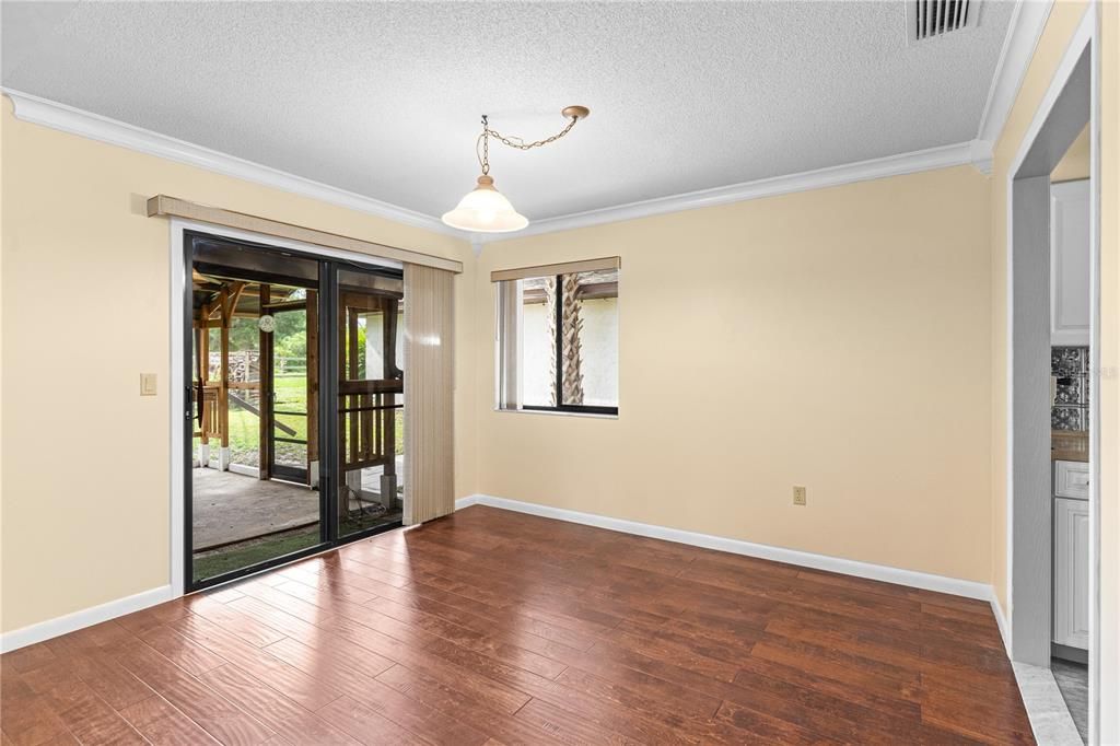 合同活跃: $334,499 (3 贝兹, 2 浴室, 1687 平方英尺)