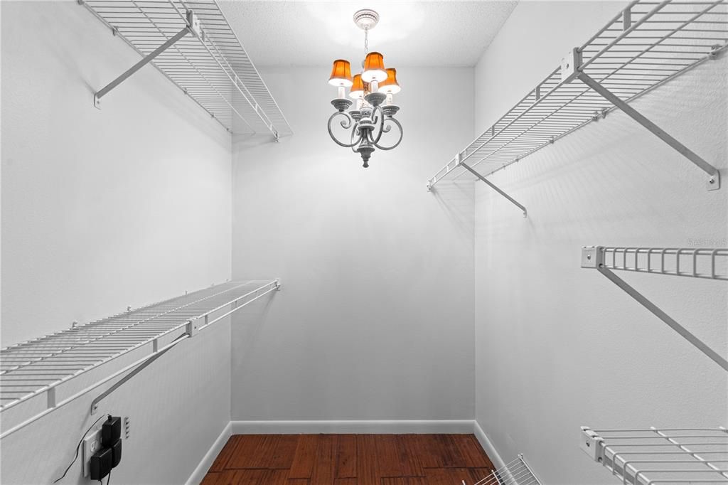 合同活跃: $334,499 (3 贝兹, 2 浴室, 1687 平方英尺)