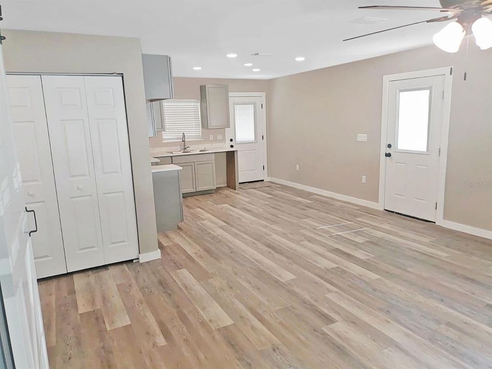 合同活跃: $194,500 (2 贝兹, 2 浴室, 983 平方英尺)