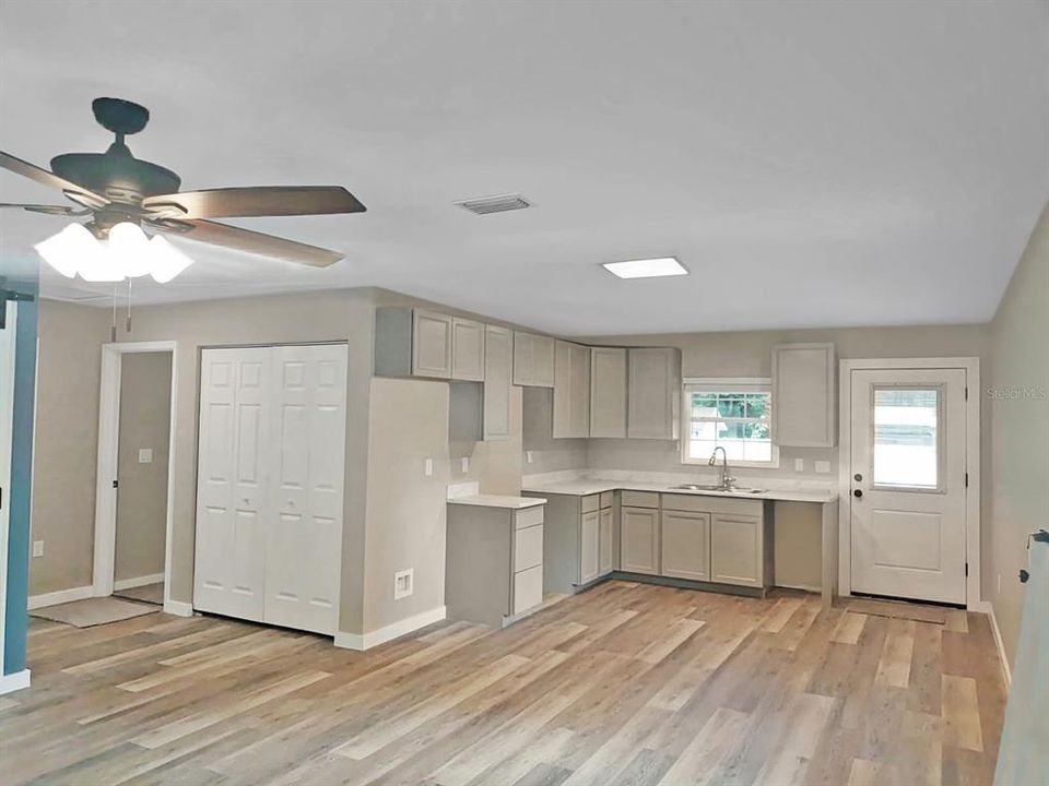 合同活跃: $194,500 (2 贝兹, 2 浴室, 983 平方英尺)