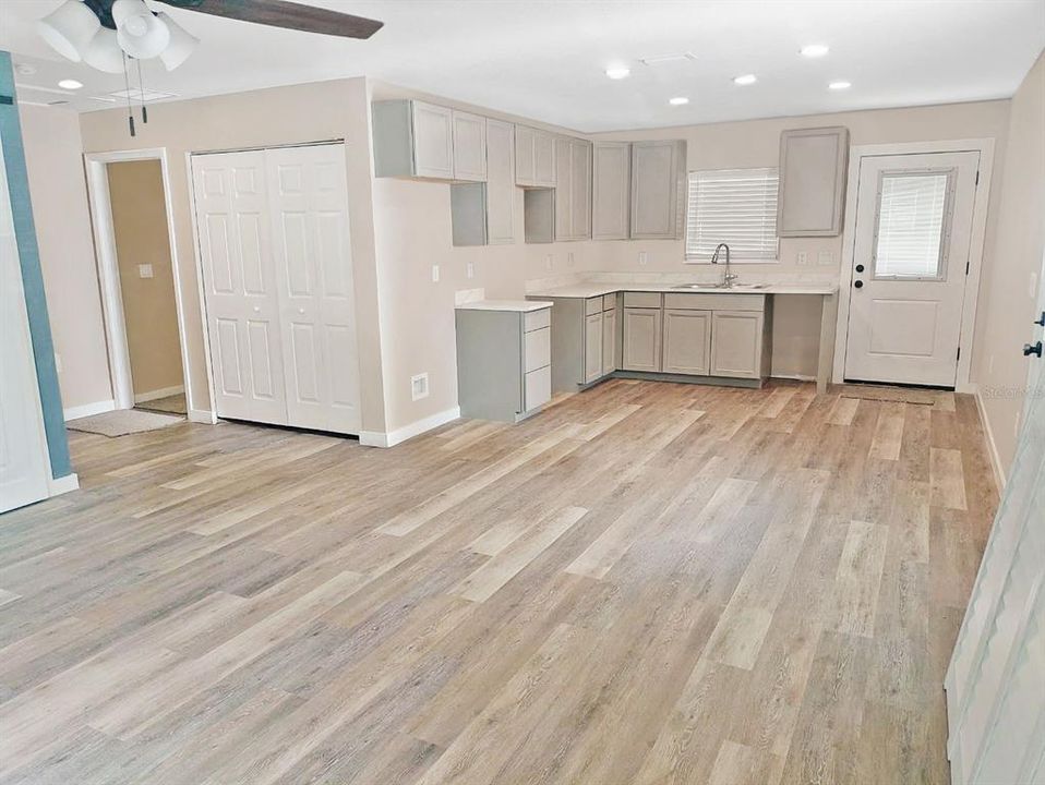 合同活跃: $194,500 (2 贝兹, 2 浴室, 983 平方英尺)