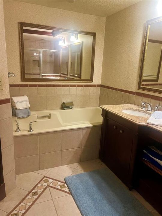 Active With Contract: $299,900 (1 beds, 1 baths, 678 Square Feet)