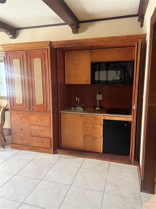 Active With Contract: $299,900 (1 beds, 1 baths, 678 Square Feet)